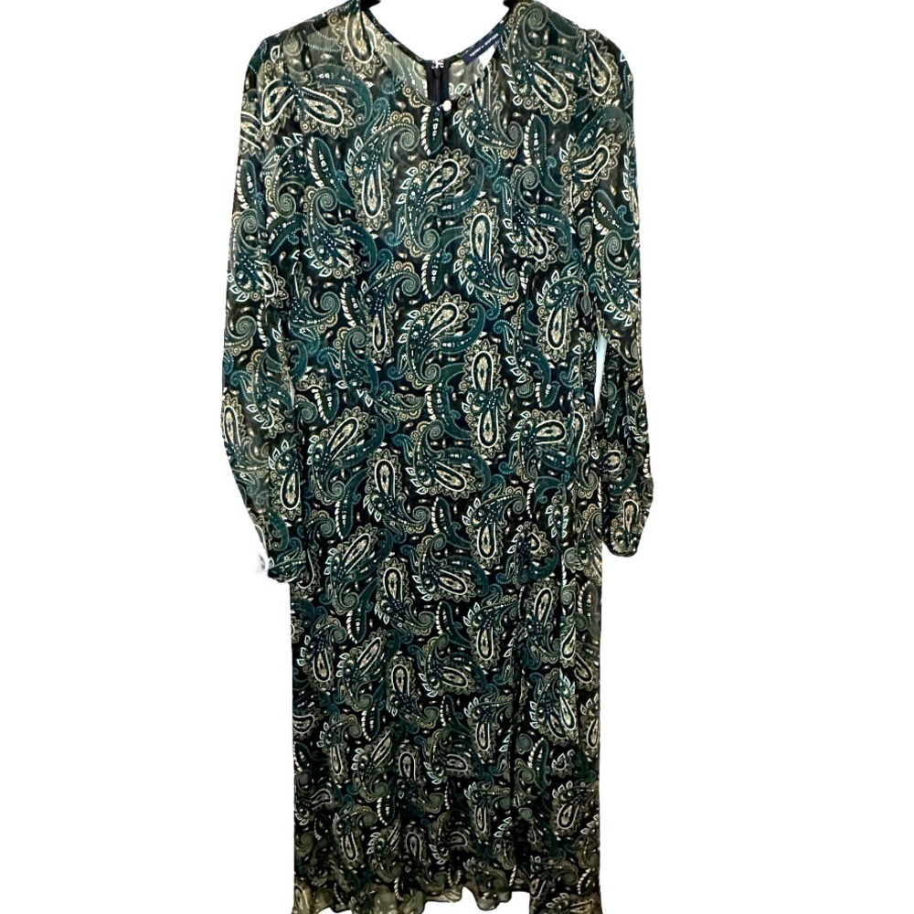 Tommy Hilfiger chiffon paisley midi dress. Button neck and button detail sleeve.